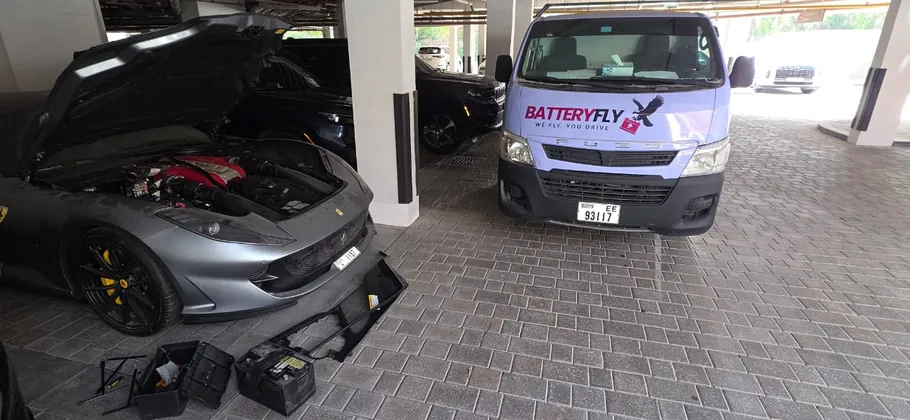 Car battery replacement service Dubai – Batteryfly technician