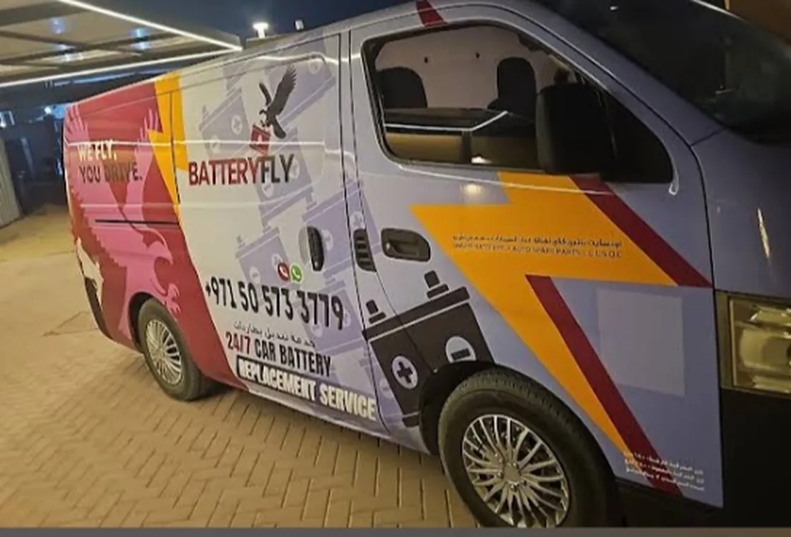 Batteryfly mobile car battery service van Dubai at night – branded wrap