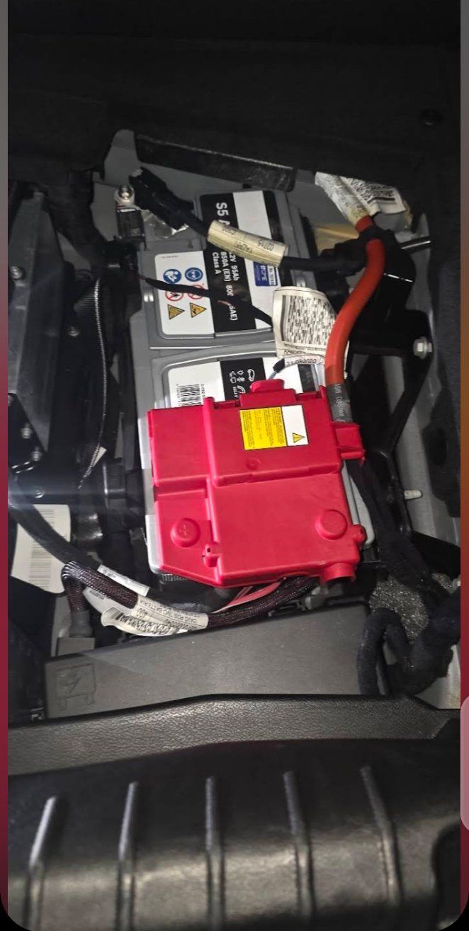 Free car battery test Dubai – Batteryfly technician checking battery