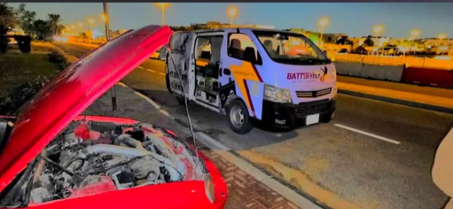 Batteryfly van at roadside helping car with dead battery – emergency service Dubai